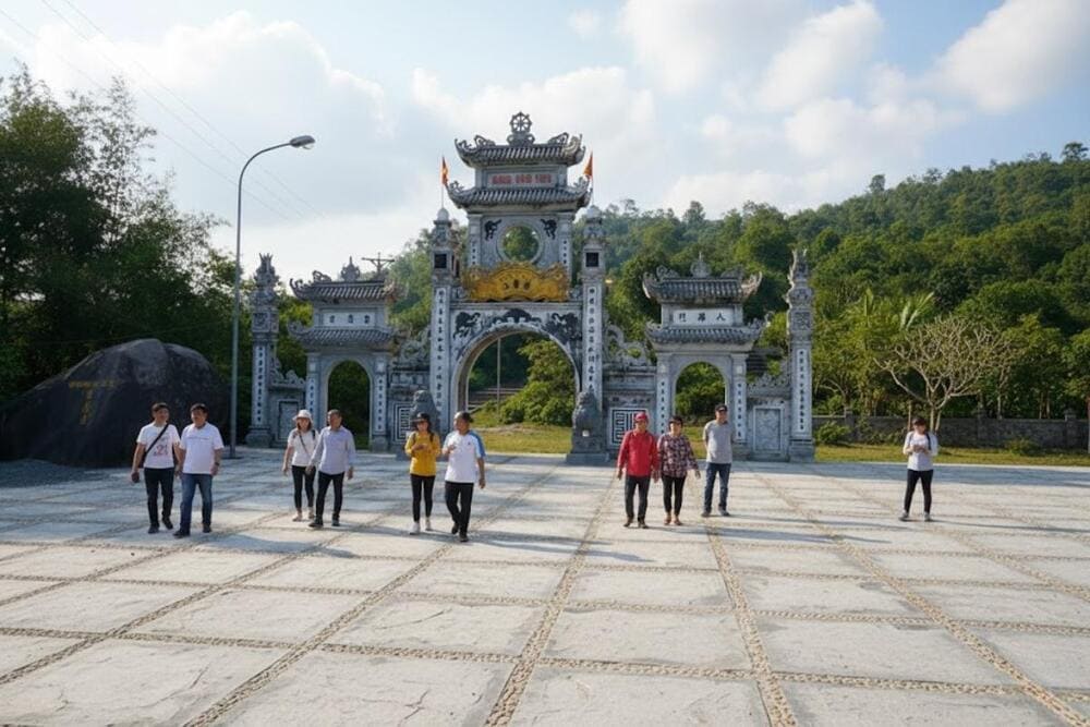 Núi Thiên Cầm là hiểu tượng nơi đây, đặc biệt là có ngôi chùa Cầm Sơn cổ kính.